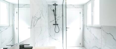 Shower, hair dryer, bidet, towels