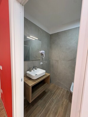 Zimmer, 1 Schlafzimmer, barrierefrei, Stadtblick | Badezimmer