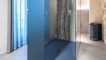 Standard-Suite, Balkon, Stadtblick | Badezimmer
