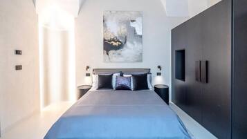 Deluxe-Apartment, Balkon, Stadtblick | Zimmersafe, schallisolierte Zimmer, Bügeleisen/Bügelbrett