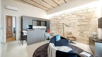 Superior-Suite, Balkon, Stadtblick | Wohnbereich