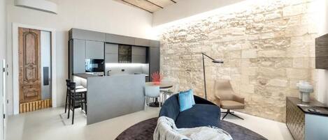 Superior-Suite, Balkon, Stadtblick | Wohnbereich