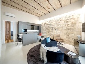 Superior-Suite, Balkon, Stadtblick | Wohnbereich