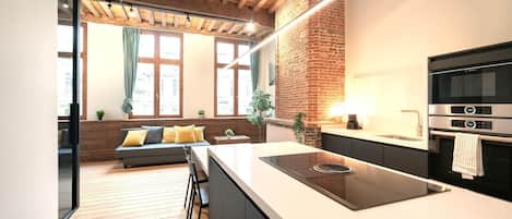 Réfrigérateur, four à micro-ondes, un four, surface de cuisson