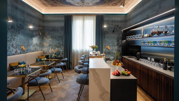 A modern interior with a bar area, seating, and a decorative ceiling. - Atelier Alinari Rooms (Florence)
