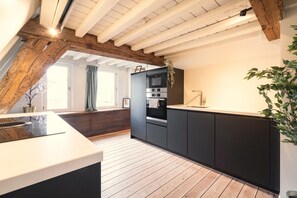 Frigorifero, microonde, forno, piano cottura