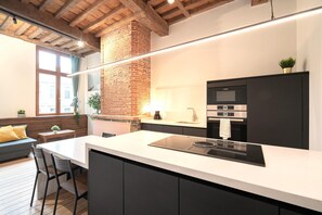 Frigorifero, microonde, forno, piano cottura