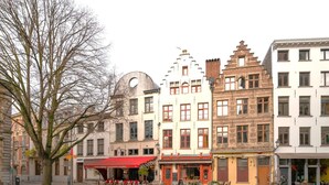 A cobblestone square with historic buildings, a café, and a bicycle. - Apartment for 6 with Antwerp City Views (Antwerp)