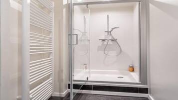 Een douche, handdoeken
