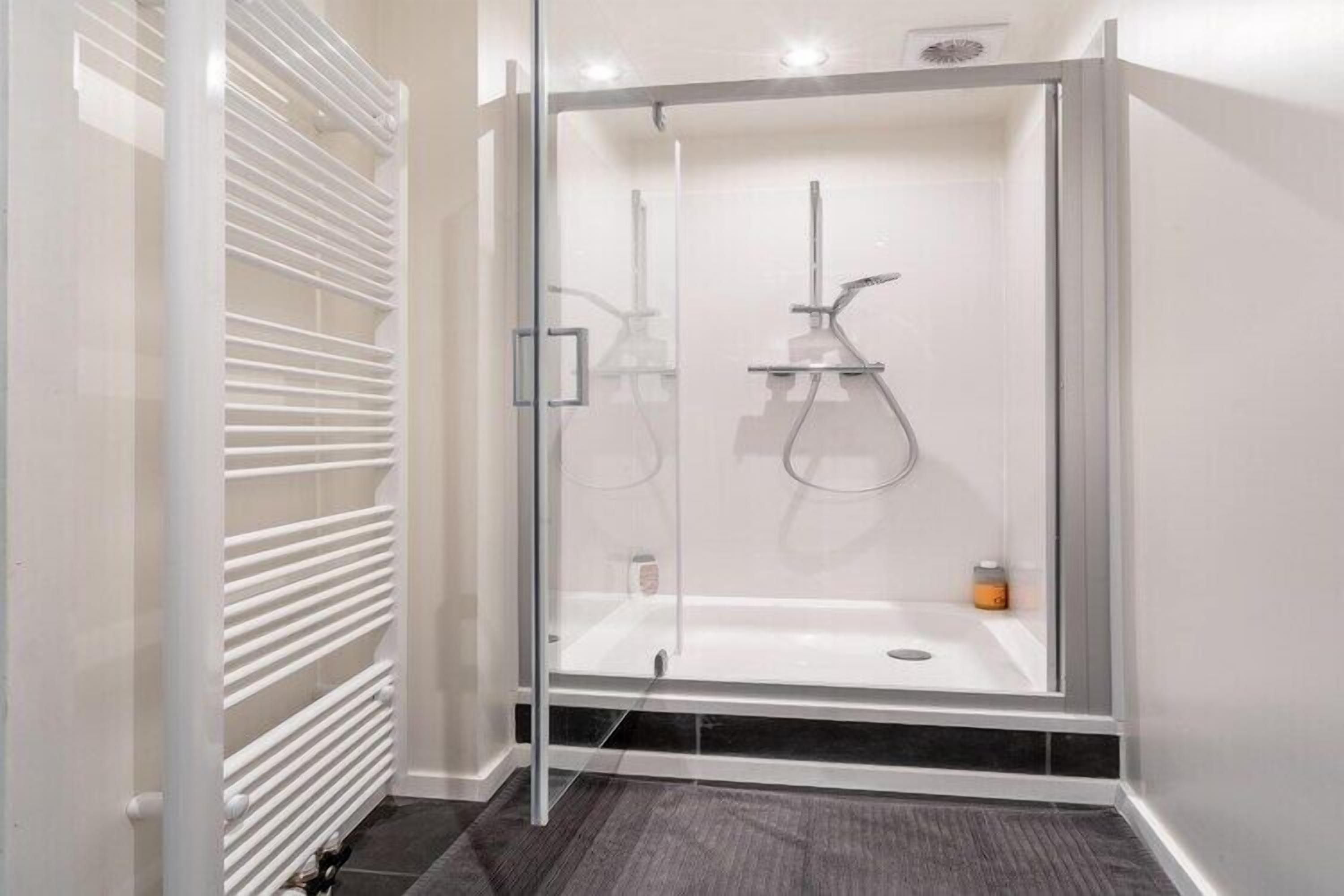Een douche, handdoeken