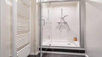Een douche, handdoeken