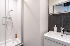 Bathroom - Modern 1BR Stay for 7 in Antwerp (Antwerp)
