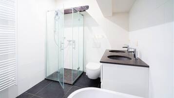 Een douche, handdoeken