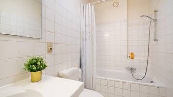 Een douche, een haardroger, handdoeken
