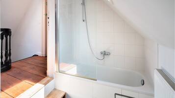 Douche, sèche-cheveux, serviettes fournies