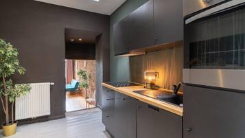 Fridge, oven, stovetop, coffee/tea maker