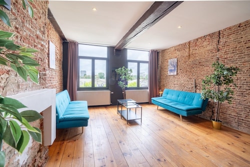 Riverfront apartment for 9-guests