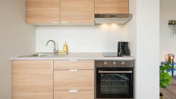 Coffee/tea maker, fridge, oven, stovetop