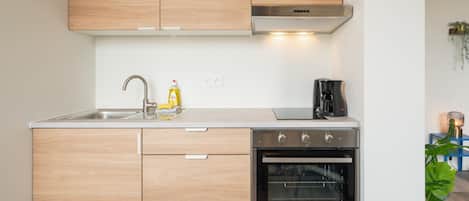 Coffee/tea maker, fridge, oven, stovetop