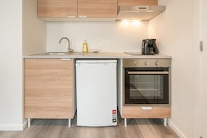 Coffee/tea maker, fridge, oven, stovetop - Apartment in Antwerp centre (Antwerp)