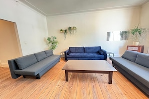 Ein Wohnzimmer mit zwei Sofas, einem Couchtisch und Holzböden.