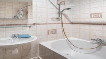 Een douche, een haardroger, handdoeken