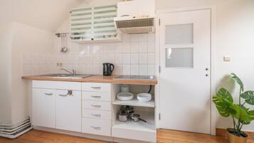 Kjøleskap, ovn, kokeplater og kaffetrakter/tekoker