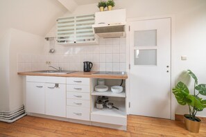 Refrigerador, horno, placa de cocina, cafetera/tetera