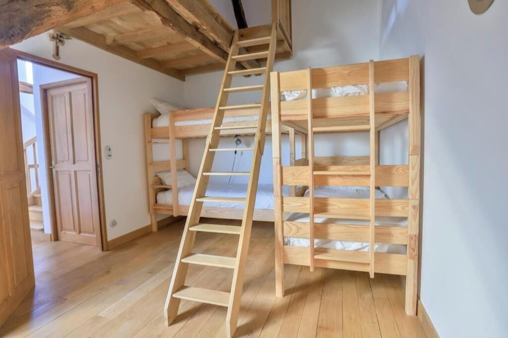 3 quartos, ferros/tábuas de passar roupa, acesso à internet