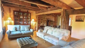 Un salon chaleureux avec deux canapés, une table basse en bois et une cheminée.