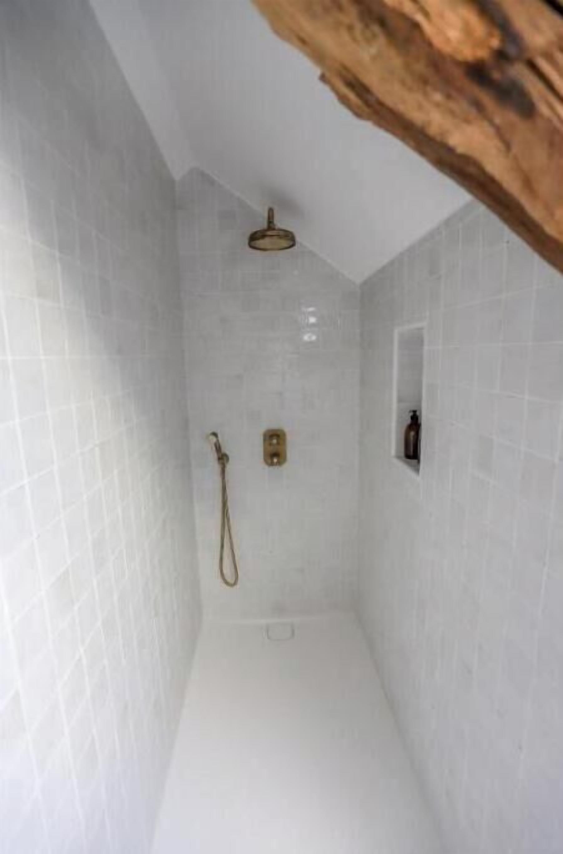 Douche, serviettes fournies, papier toilette