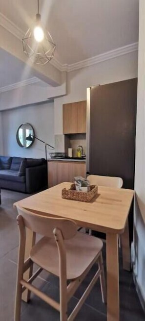 Dining - HOMOO- Metro Ampelokipoi Central Luxury Apartment (Athina)