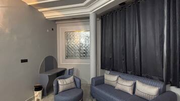Luxury Double or Twin Room, Garden View | Living area