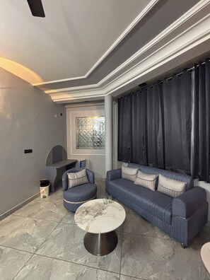 Luxury Double or Twin Room, Garden View | Living area - Hotel GardenView Kurukshetra (Thanesar)