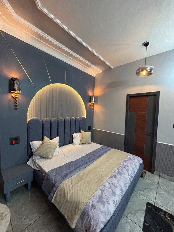 Habitación de lujo con 1 cama matrimonial o 2 individuales, vista al jardín | Escritorio, espacio para trabajar con laptop y cortinas blackout