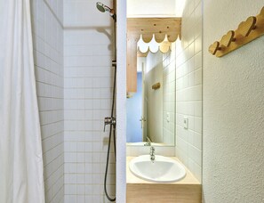 Apartment | Bathroom - Spacious Mountain Stay for 7 (Risoul)