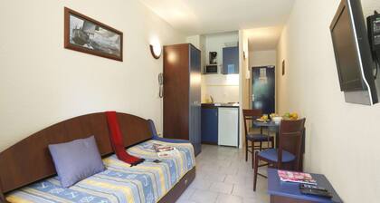 2-person Studio Near Pont D'arc