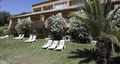 2-person Studio Near Pont D'arc