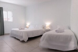 Blackout drapes, iron/ironing board, free WiFi, bed sheets - Hostal España (ARRECIFE)