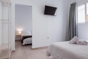 Habitación triple | Cortinas opacas, tabla de planchar con plancha, wifi gratis