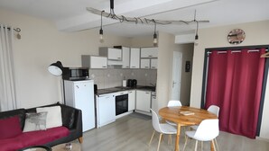 Um apartamento moderno com sala de estar, área de jantar e cozinha.