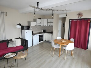 Eine moderne Wohnung mit Wohnzimmer, Essbereich und Küche.