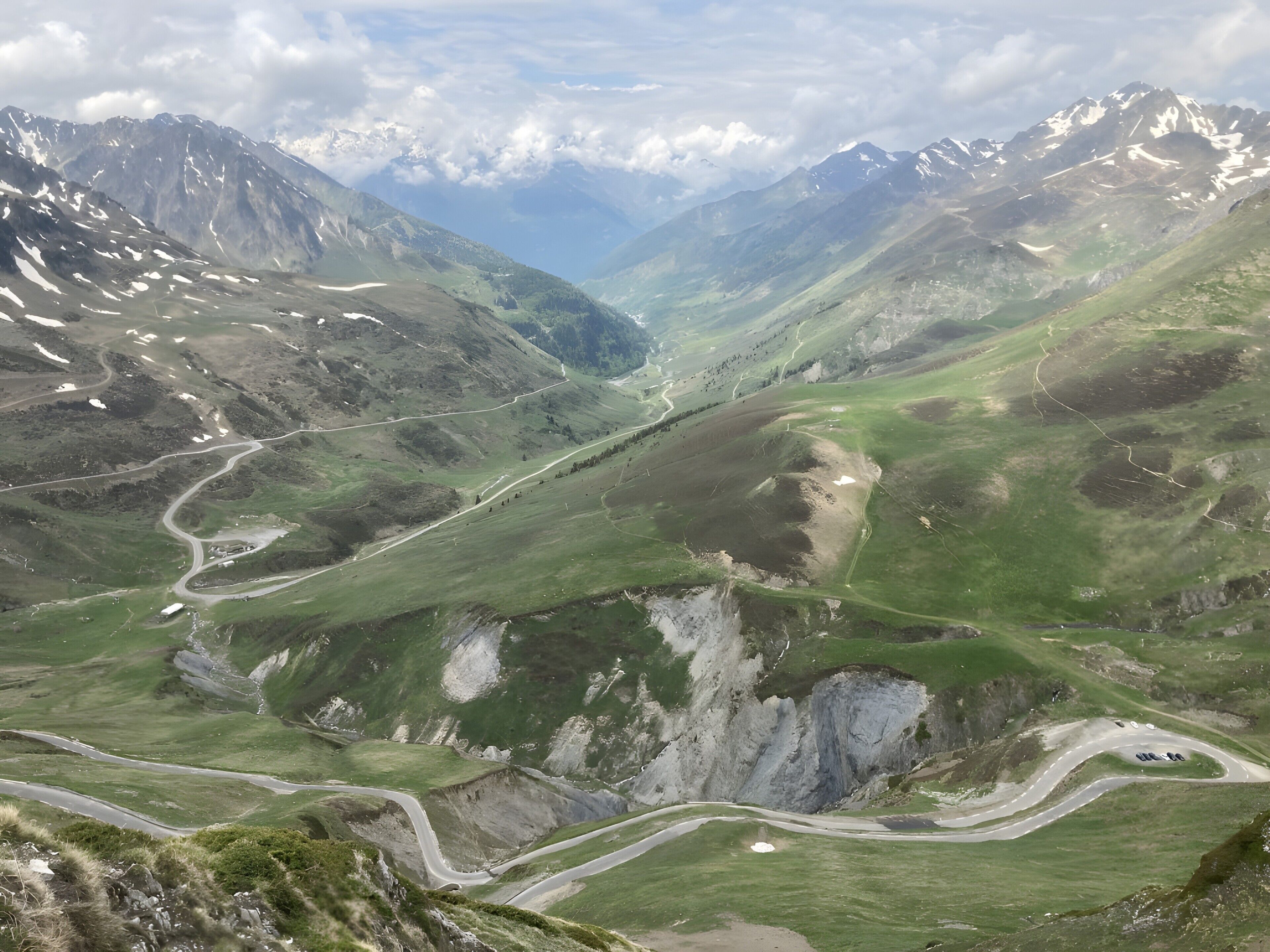 Un paisaje montañoso con carreteras sinuosas y un valle.