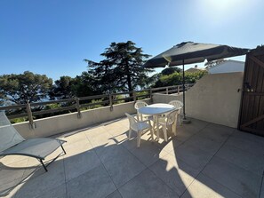Outdoor dining - Studio with terrace, sea view, close to beach and center, quiet location (Le Lavandou)