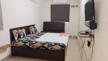 Deluxe Double Room, City View | Laptop workspace, free WiFi