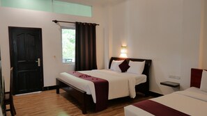 Superior-Zweibettzimmer, Poolblick | Zimmersafe, Verdunkelungsvorhänge, Bügeleisen/Bügelbrett
