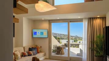 Elegant 2 Bedroom Suite with Hot Tub and Sea View | Living area