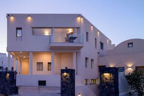 Panorama 2 Bedroom Suite with Hot Tub and Sea View