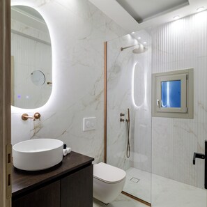Elegant 2 Bedroom Suite with Hot Tub and Sea View | Baño | Pantuflas 