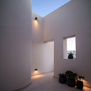 Premium bedding, memory-foam beds, in-room safe, individually decorated - Eteo Santorini Luxury Suites (Santorini)